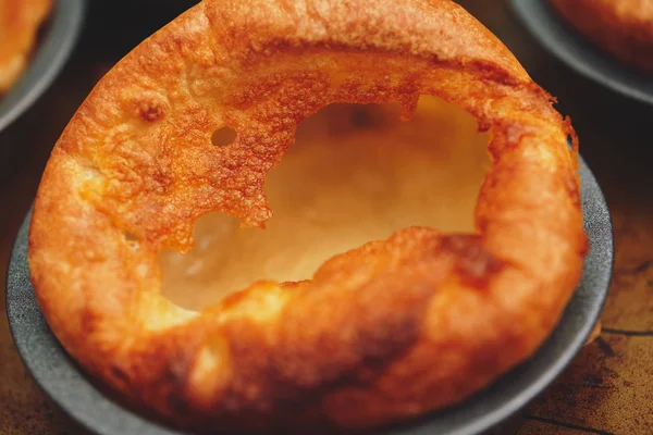 Taze pişmiş Yorkshire pudingi bir pazar için akşam yemeği kızarmış. İngiliz, İngiliz mutfağı.