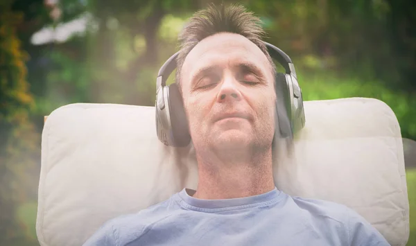Člověka Těší Poslech Hudby Bezdrátová Sluchátka Relaxační Křeslo Styling Obilí — Stock fotografie