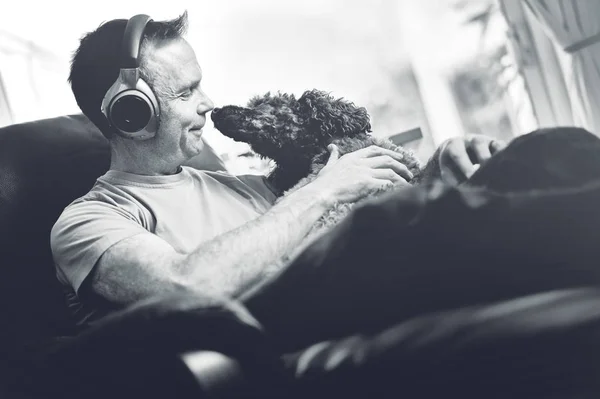 Hombre Que Disfruta Escuchando Música Auriculares Inalámbricos Sillón Relajante Mientras —  Fotos de Stock