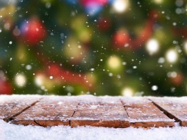 Ahşap masa üstü bir kar ile geleneksel festival Noel ağacı Işık dekorasyon arka plan kapsamında.