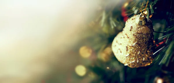 伝統的なお祭りクリスマス ツリー装飾背景 — ストック写真