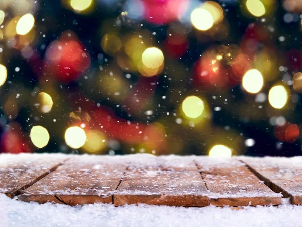 Tradiční Slavnostní Vánoční Světelné Dekorace Pozadí Sněhem Zahrnuty Dřevěný Stůl — Stock fotografie