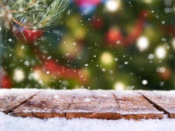 伝統的なお祭りクリスマス ツリー ライト デコレーション背景 雪で覆われた木製テーブル トップ — ストック写真