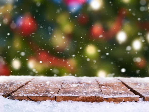 Ahşap Masa Üstü Bir Kar Ile Geleneksel Festival Noel Ağacı Telifsiz Stok Imajlar