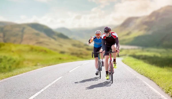 Ciclisti che corrono lungo le strade di campagna — Foto Stock