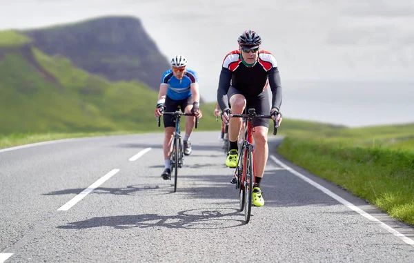 Ciclisti che corrono lungo le strade di campagna — Foto Stock