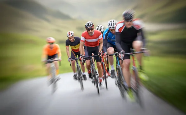 Bisikletçiler ülke şeritleri boyunca yarış dışarı — Stok fotoğraf