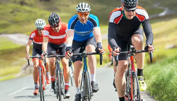 Ciclistas correndo ao longo de pistas de campo — Fotografia de Stock