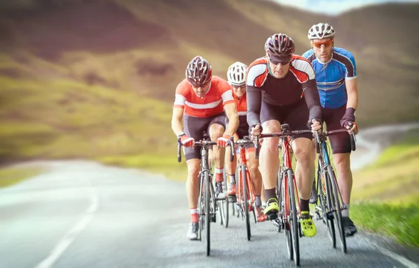 Kerékpárosok ki versenyzés az ország sávok mentén — Stock Fotó
