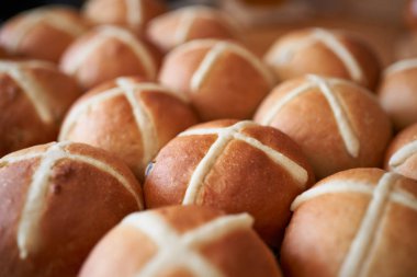Geleneksel ev yapımı meyve ekmeği, taze yapılan Hot Cross Buns co
