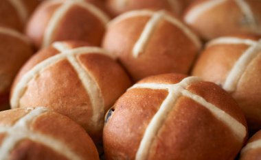 Geleneksel ev yapımı meyve ekmeği, taze yapılan Hot Cross Buns co