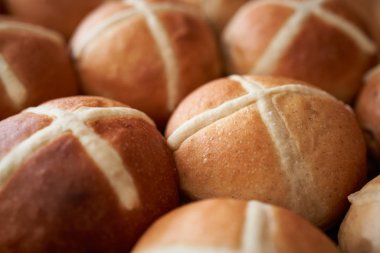 Geleneksel ev yapımı meyve ekmeği, taze yapılan Hot Cross Buns co