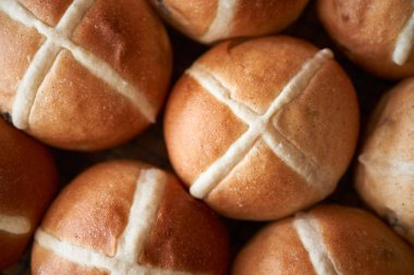 Geleneksel ev yapımı meyve ekmeği, taze yapılan Hot Cross Buns co