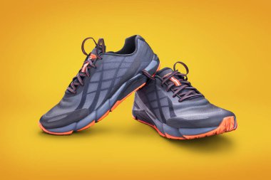 Sarı sırtüzerinde izole gri ve turuncu eğitmenler ön görünümü