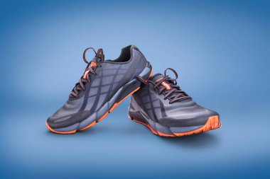 Gri ve turuncu eğitmenler in mavi bir backgr izole ön görünümü