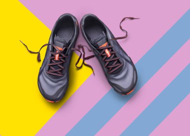 Mavi, Sarı izole gri ve turuncu eğitmenler üst görünümü 