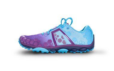 Beyaz bir sırt üzerinde izole mavi ve mor eğitmenler ön görünümü