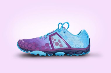 Pembe bir backgr izole mavi ve mor eğitmenler ön görünümü