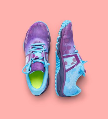 Pembe bir backgrou izole mavi ve mor eğitmenler üst görünümü