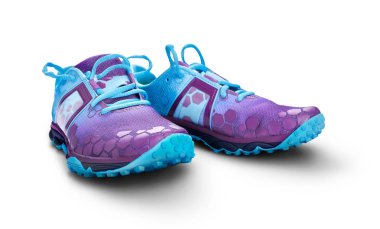 Beyaz bir sırt üzerinde izole mavi ve mor eğitmenler ön görünümü