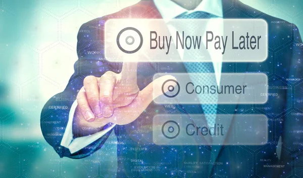 Bir iş adamı futuristik bir ekranda bir düğme seçerek bir 