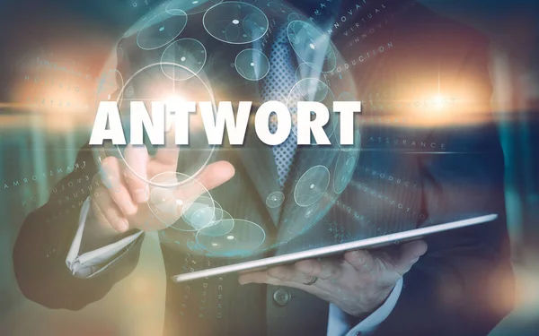 Una mano seleccionando un concepto de negocio Answer "Antwort" en alemán o —  Fotos de Stock