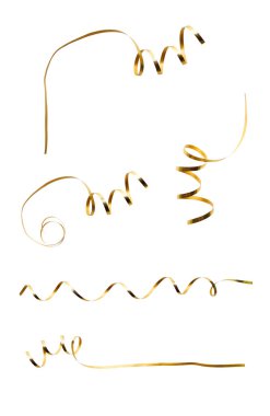 Noel ve doğum günü hediyesi için ince kıvrımlı altın kurdele koleksiyonu beyaz arka planda izole edilmiş..