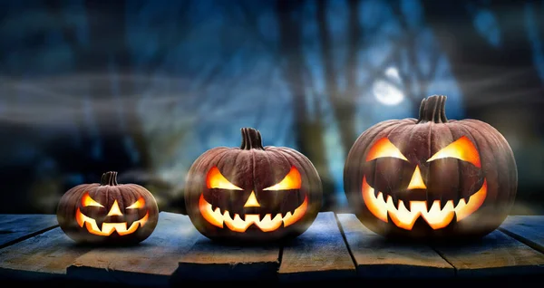 Tres Espeluznantes Calabazas Halloween Seguidas Jack Lantern Con Cara Los — Foto de Stock