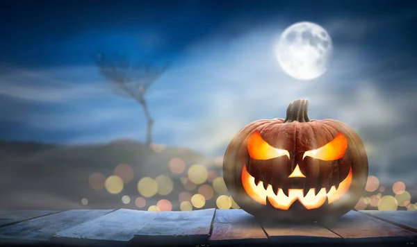 Una Espeluznante Calabaza Halloween Jack Lantern Con Una Cara Malvada —  Fotos de Stock