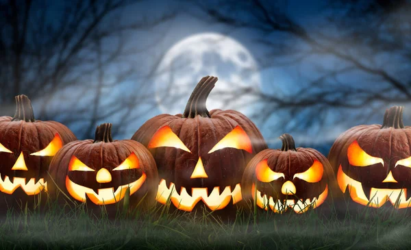 Beş Ürkütücü Cadılar Bayramı Balkabağı Jack Lantern Dolunay Ile Sisli — Stok fotoğraf