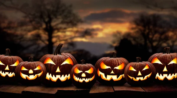 Siete Espeluznantes Calabazas Halloween Jack Lantern Con Una Cara Malvada —  Fotos de Stock