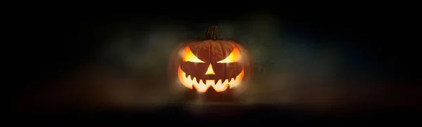 Jedna Strašidelná Halloween Lucerna Jack Lantern Zářícíma Očima Tváří Tmavém — Stock fotografie