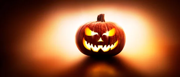 Una Linterna Halloween Retroiluminada Jack Lantern Con Una Espeluznante Cara —  Fotos de Stock