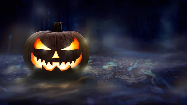 Een Griezelige Halloween Pompoen Jack Lantern Met Een Slecht Gezicht — Stockfoto