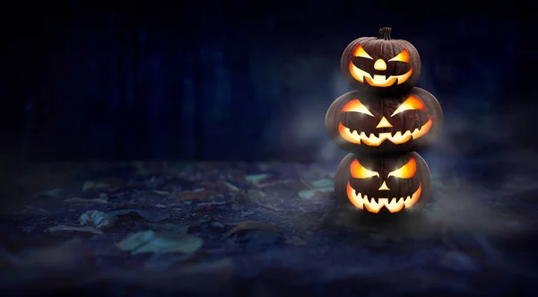 Een Stapel Van Griezelige Halloween Pompoen Jack Lantern Met Een — Stockfoto