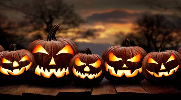 Cinco Espeluznantes Calabazas Halloween Jack Lantern Con Una Cara Malvada Imagen De Stock