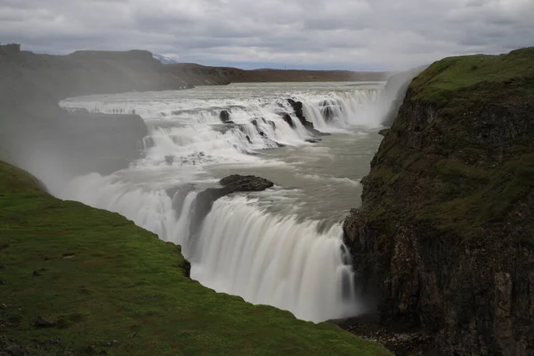 素晴らしい巨大な美しい滝アイスランドの有名なランドマークであるGullfoss — ストック写真