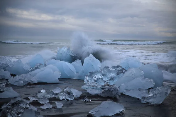 Pezzi Ghiaccio Ghiacciaio Sulla Spiaggia Nera Jokulsarlon — Foto Stock