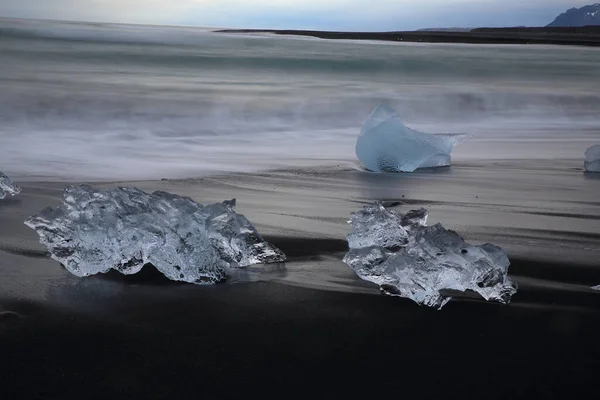 Gletsjerijbrokken Het Zwarte Strand Van Jokulsarlon — Stockfoto