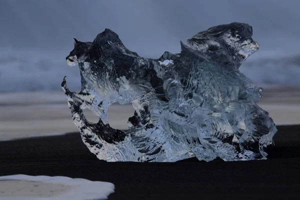 Glaciärisbitar Den Svarta Stranden Vid Jokulsarlon — Stockfoto