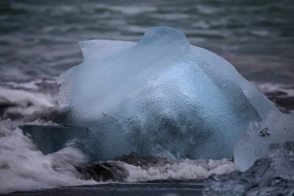 Jokulsarlon黑色海滩上的冰川碎块 — 图库照片