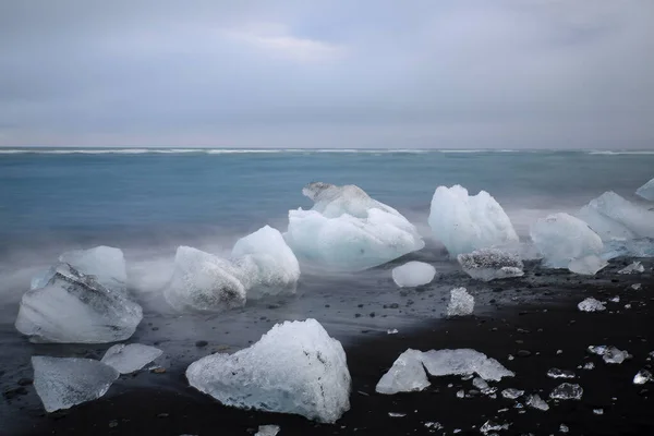 Gletsjerijbrokken Het Zwarte Strand Van Jokulsarlon — Stockfoto