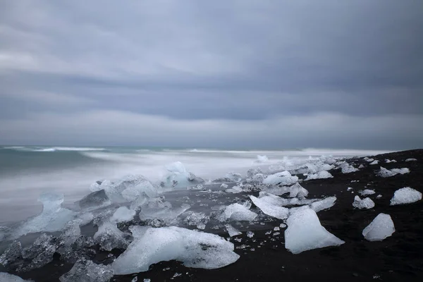 Jokulsarlon黑色海滩上的冰川碎块 — 图库照片