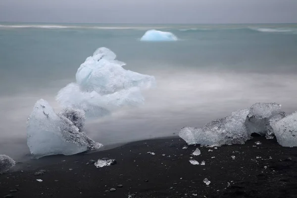 Glaciärisbitar Den Svarta Stranden Vid Jokulsarlon — Stockfoto