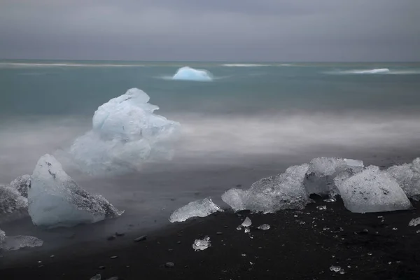 Glaciärisbitar Den Svarta Stranden Vid Jokulsarlon — Stockfoto