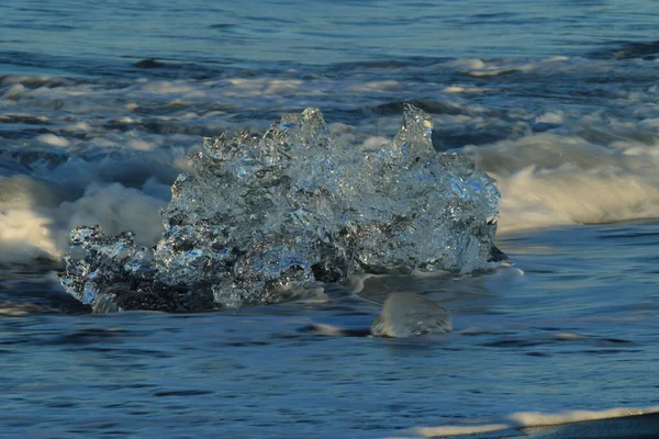 Gletsjerijbrokken Het Zwarte Strand Van Jokulsarlon — Stockfoto