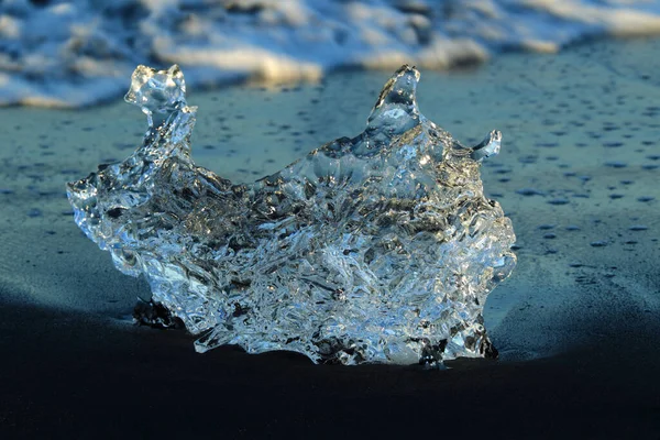 Jokulsarlon黑色海滩上的冰川碎块 — 图库照片