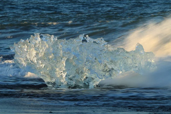 Pezzi Ghiaccio Ghiacciaio Sulla Spiaggia Nera Jokulsarlon — Foto Stock