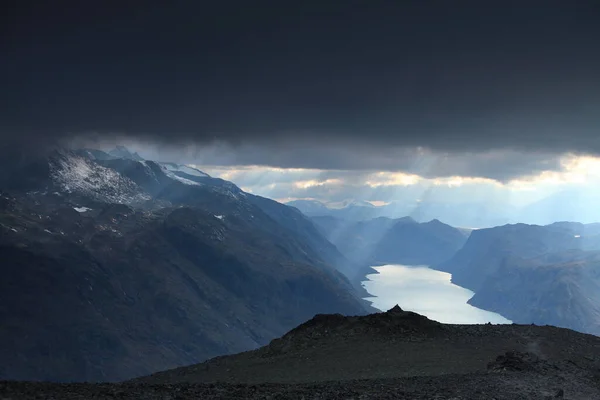 挪威约通海门国家公园 风景湖Gjende 约通海门国家公园的Besseggen岭 — 图库照片