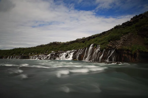 Hraunfossar瀑布 冰岛西部 Hraunfossar瀑布的水正在流入冰岛Hvita河 — 图库照片